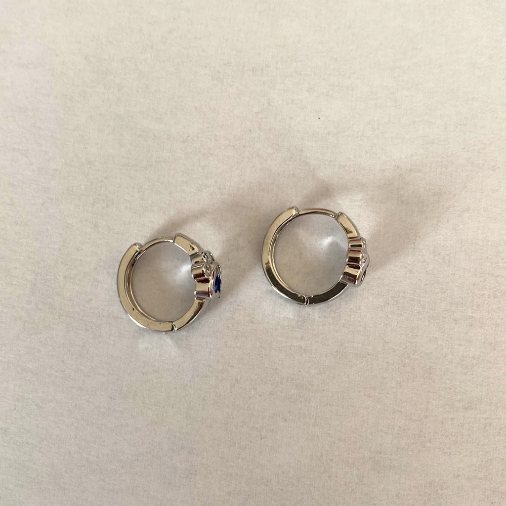 COPY - A pair of paw 🐾 print earrings in a silver tone - Picture 3 of 4